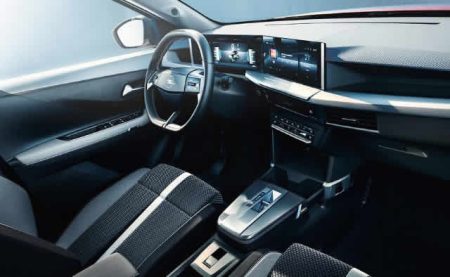 Opel Frontera infotainment con schermo touchscreen da 10 pollici. Offerta Noleggio Lungo Termine MCM Agenzia Leasys