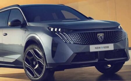 Peugeot 5008 crossover di grandi dimensioni con un aspetto sobrio e ben proporzionato. Offerta Noleggio Lungo Termine Pronta Consegna MCM Perugia