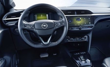 Opel Corsa abitacolo semplice ma ben fatto ed accogliente. Offerta Noleggio Lungo Termine MCM Agenzia Leasys